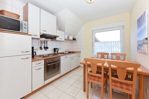 Réfrigérateur, four à micro-ondes, un four, lave-vaisselle