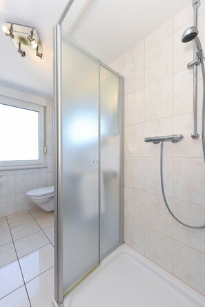 Dusche, Haartrockner, Handtücher
