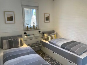 2 bedrooms, travel crib, WiFi