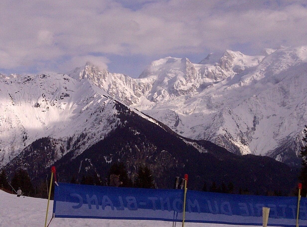 Une chaîne de montagnes enneigées, avec une bannière bleue au premier plan.