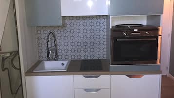 Réfrigérateur, micro-ondes, plaque de cuisson, cafetiÚre/bouilloire