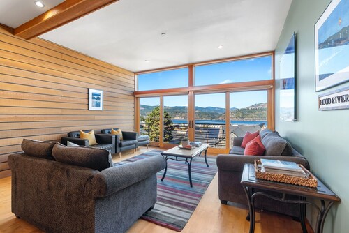 Great house for groups, downtown location, light and airy, sleeps 10!