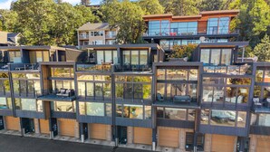 Un immeuble moderne à plusieurs étages, doté de grandes fenêtres et de balcons.