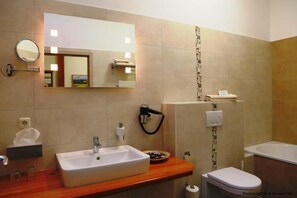 Douche, sèche-cheveux, serviettes fournies