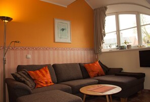 TV - No. 6 Holiday apartment - Holiday apartments in the country house on the dike with large garden (Mönchgut)