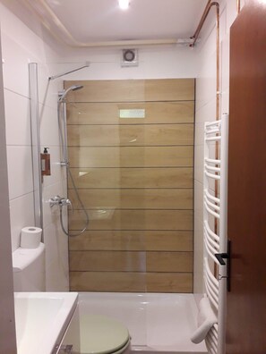 Shower, towels - Family Apartment Kocevar (Piran)
