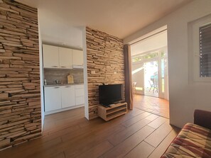 81-cm LED TV with digital channels, TV, toys - Family Apartment Kocevar (Piran)