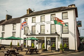 Exterior - The Castle Hotel (Llandovery)