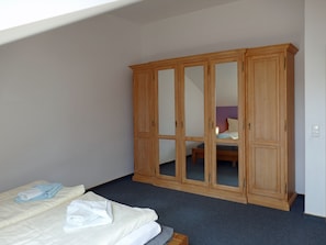 4 bedrooms, bed sheets - An der Pappelwende - five-room apartment type H5 (Karlshagen)