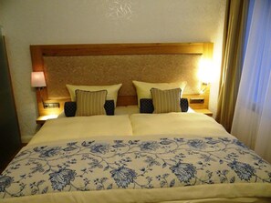 1 bedroom, desk, travel crib, WiFi