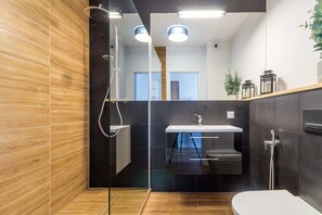 Apartament, 1 dormitori (4 adults - 35) | Bany | Dutxa, assecador de cabells, tovalloles i sabó 