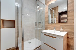 Apartment, 1 Bedroom (4 adults - 39) | Bathroom - Apartamenty Apartinfo Bastion Walowa (Gdansk)