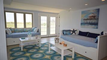 Smart-tv, eldstad, dvd-spelare och böcker