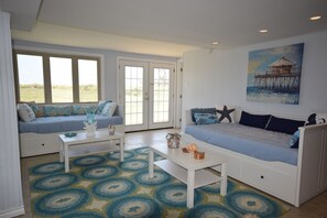 Smart TV, chimenea, reproductor de DVD y libros 