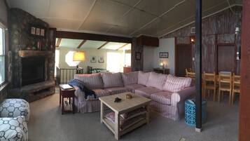 Älytelevisio, takka, DVD-soitin, kirjoja