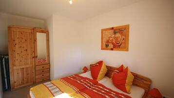 2 bedrooms, travel crib, WiFi