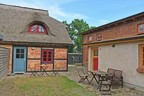 Outdoor dining - 05 Holiday apartment Leberblümchen - Haus am Höft in Gager with lake view and sauna (Gager)