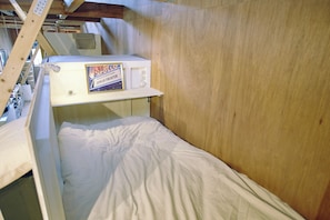 Dormitorio compartido, dormitorio mixto | Caja de seguridad en la habitación y escritorio 