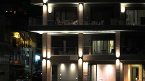 Et hotel med flere etager, altaner og udendørs siddepladser.