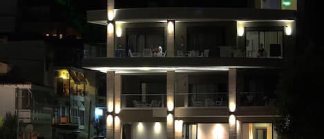 住宿正面 (夜晚)