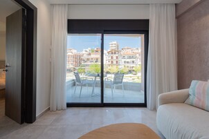Suíte superior, vista para o mar | Cofres nos quartos, individualmente decorados, escrivaninha