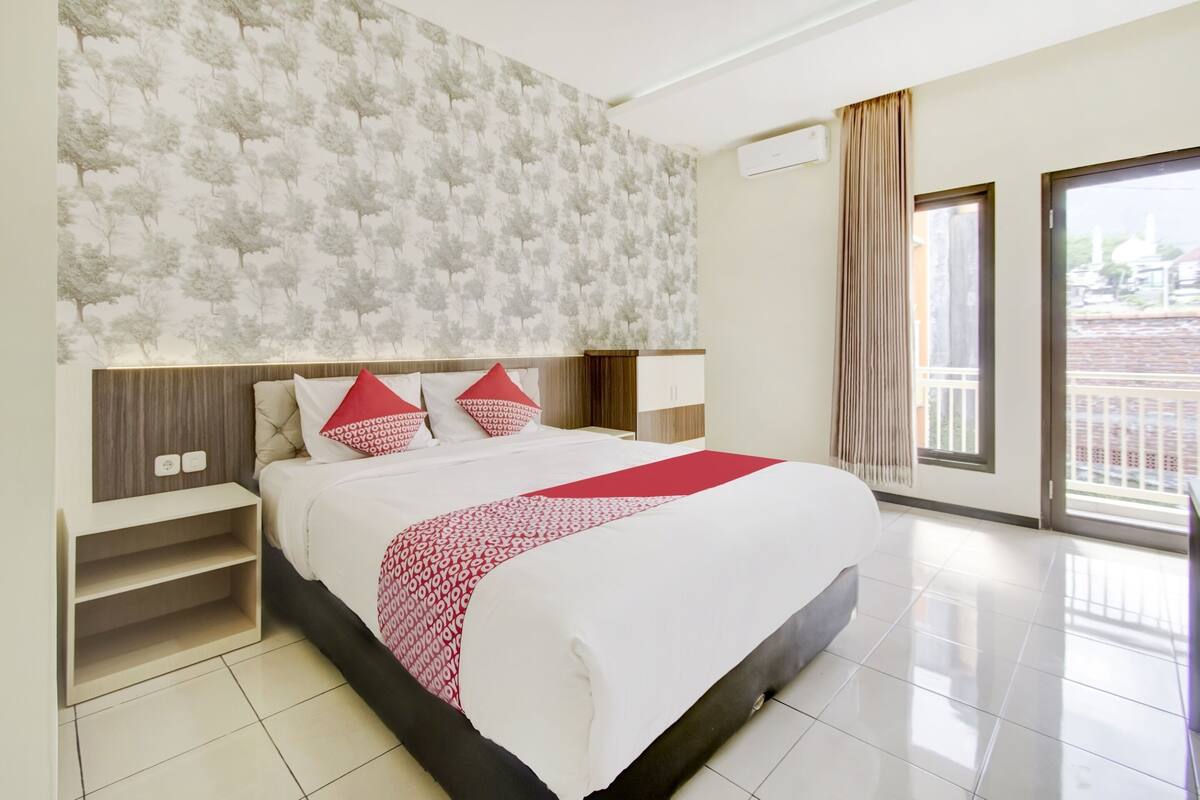 Deluxe Double Room | Desk, WiFi (free), bed sheets