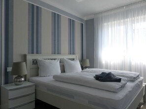 2 多间卧室、客房内保险箱、旅行婴儿床、WiFi