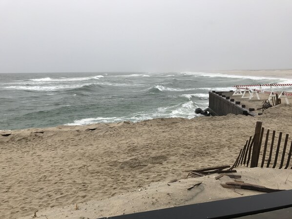 Beach nearby, sun loungers, beach towels