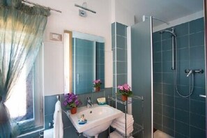 Shower, bidet, towels