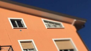 Un bâtiment doté de trois fenêtres, chacune offrant une vue différente.