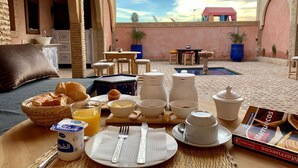 Desayuno con opciones de la cocina local incluido todos los días