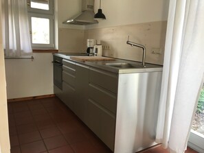 Kjøleskap, ovn, oppvaskmaskin og kaffetrakter/tekoker