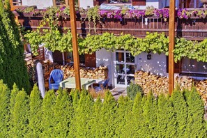 Outdoor dining - Holiday apartment Christine - Christine (Bischofswiesen)