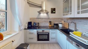 Kühlschrank, Mikrowelle, Ofen, Geschirrspüler