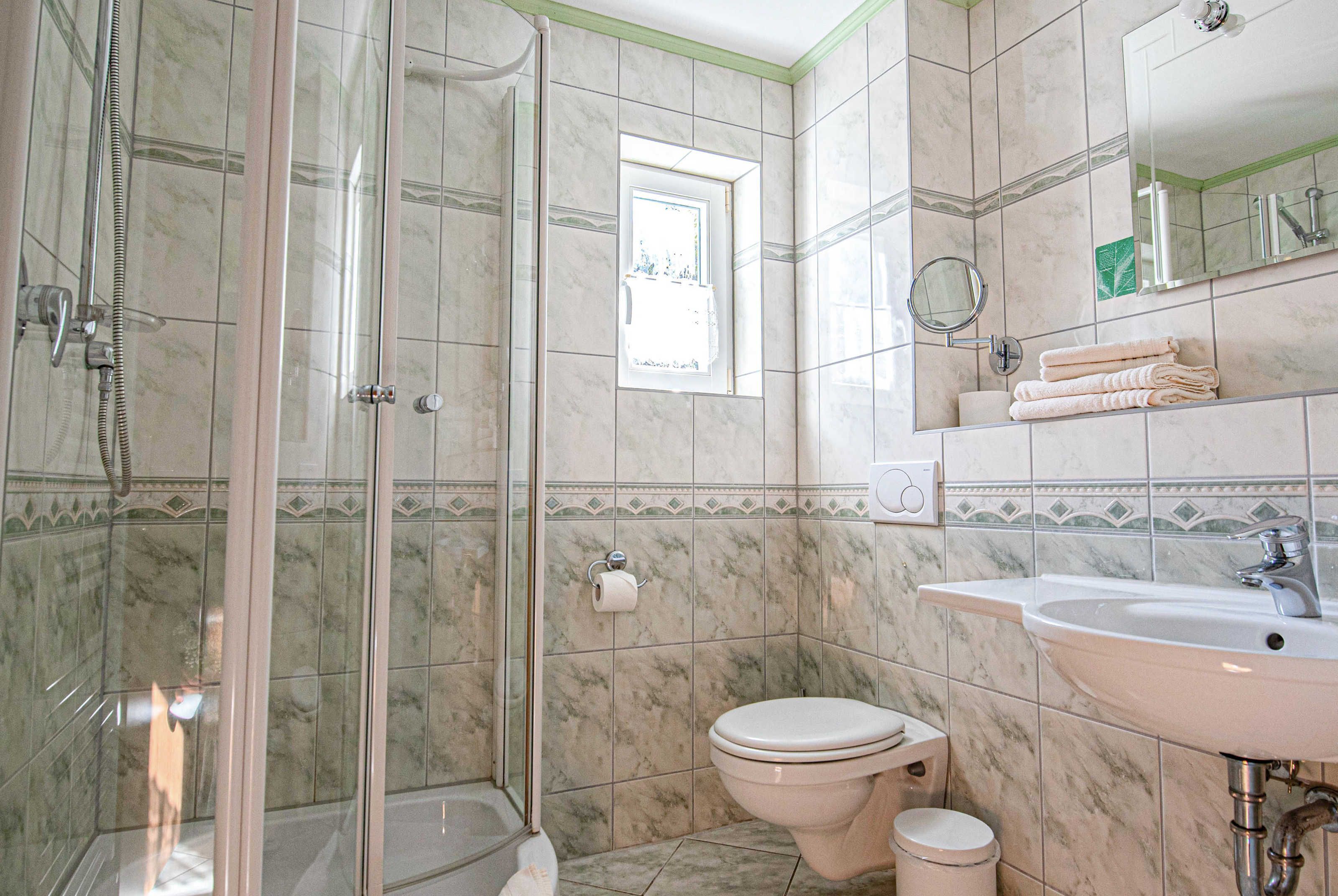 Chuveiro, secador de cabelo, toalhas de banho 