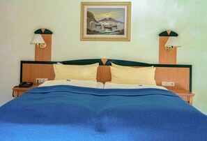 1 Schlafzimmer, Schreibtisch, Bettwäsche