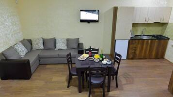 Family Room | Soundproofing, free WiFi