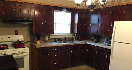 Hermosa casa estilo cabaña con todo lo que necesita para una estancia confortable.