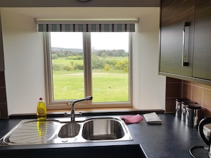 Full-size fridge, microwave, oven, stovetop - Heathfield Highland Estate (Invergordon)