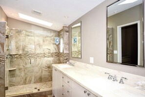 Combined shower/bathtub - North Shores Private Beach Downtown Rehoboth 2BR Townhouse w/ Pool (Rehoboth Beach)