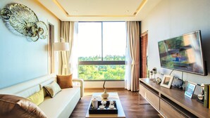 Una sala de estar moderna con un sofá, una mesa de centro y un televisor.