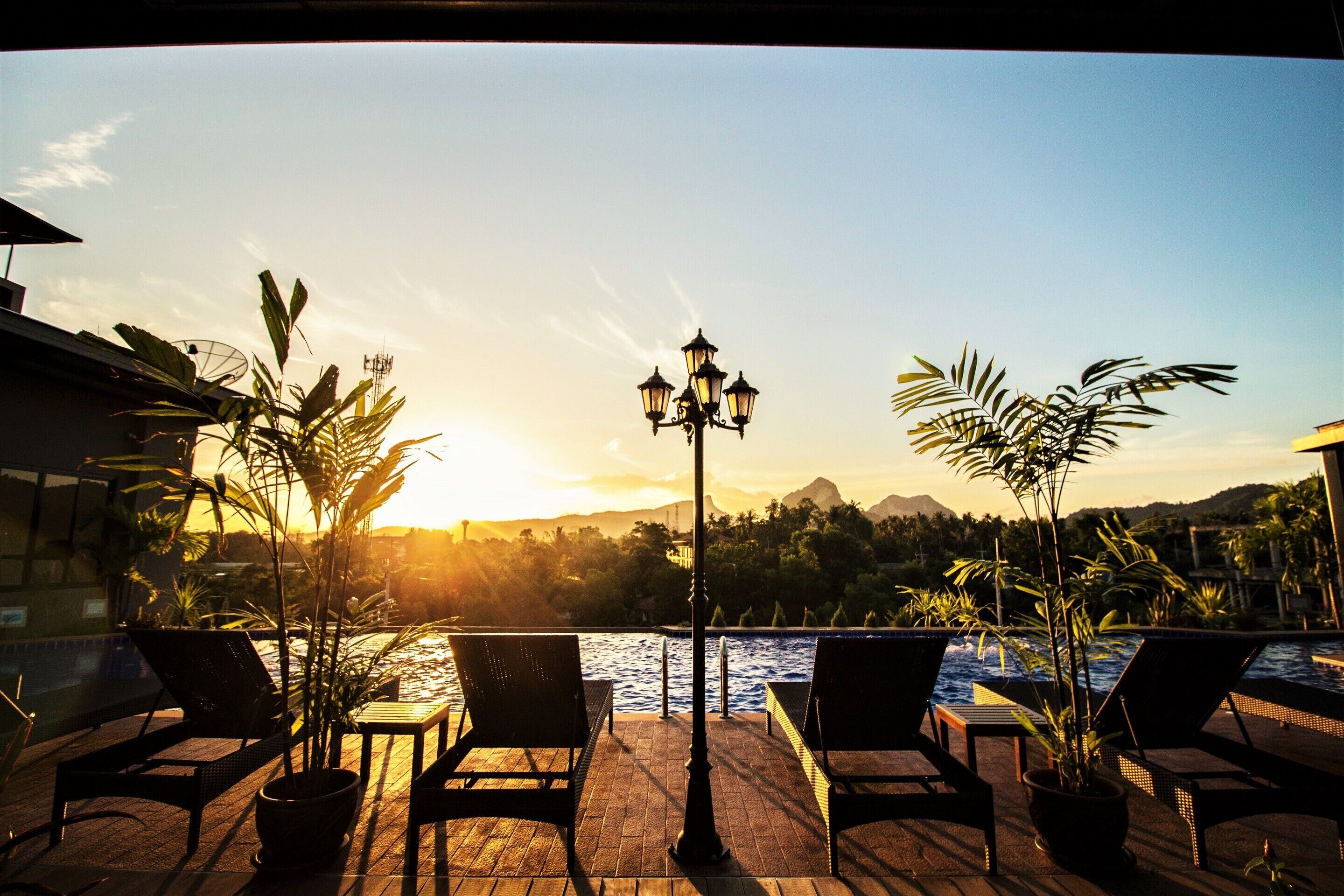 Piscine extérieure, chaises longues