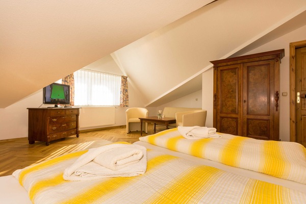 Doppelzimmer mit Aufbettungsmöglichkeit; Sitzecke; Bad, Dusche und WC