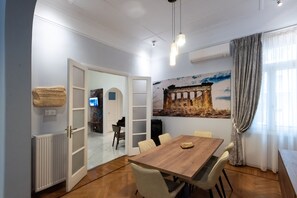 Luxury Apartment, 3 Bedrooms | Living room