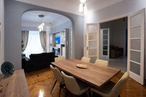 Appartement luxueux, 3 chambres | Salle de séjour | Téléviseur connecté, foyer