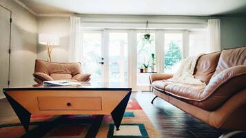 Een smart-tv, een open haard en videogames