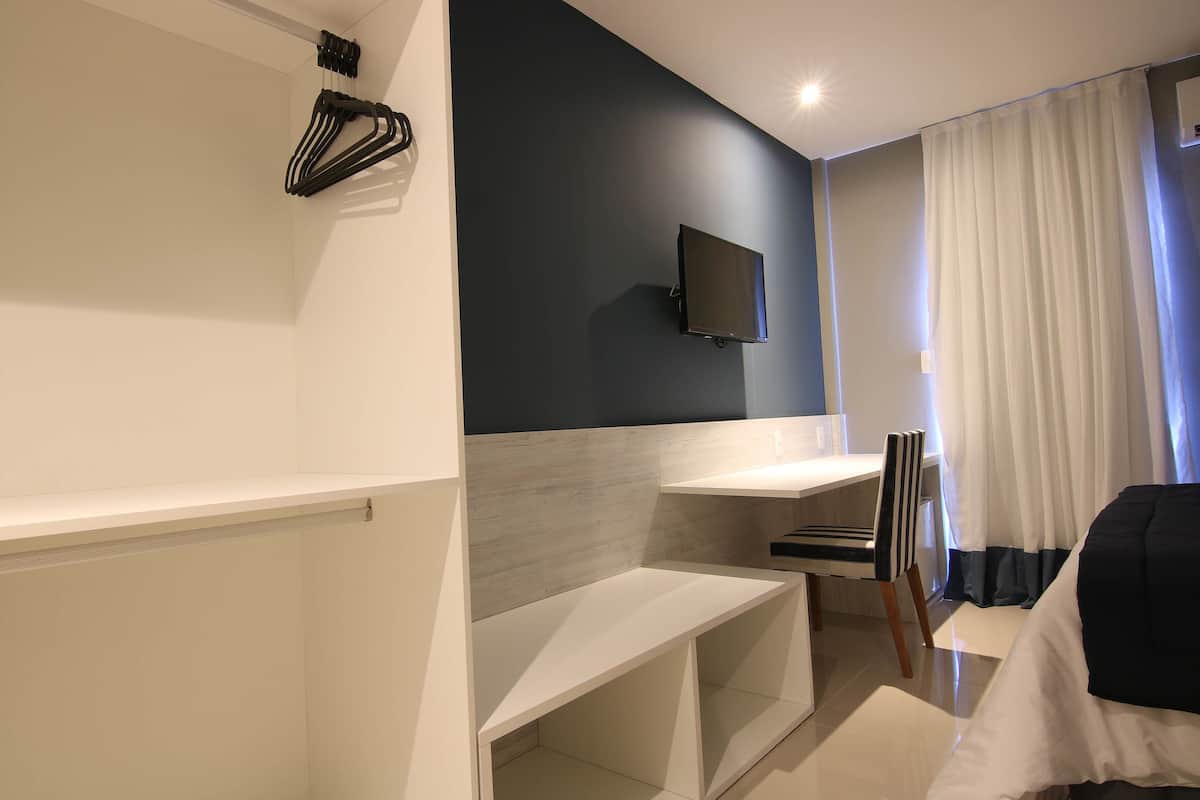 Standard Room, 2 Twin Beds | 1 bedroom, minibar, in-room safe, laptop workspace