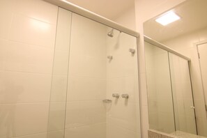 Shower, towels - Samba Bossa Nova Cabo Frio (Cabo Frio)