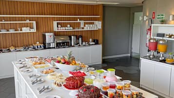 Café da manhã com buffet grátis todos os dias