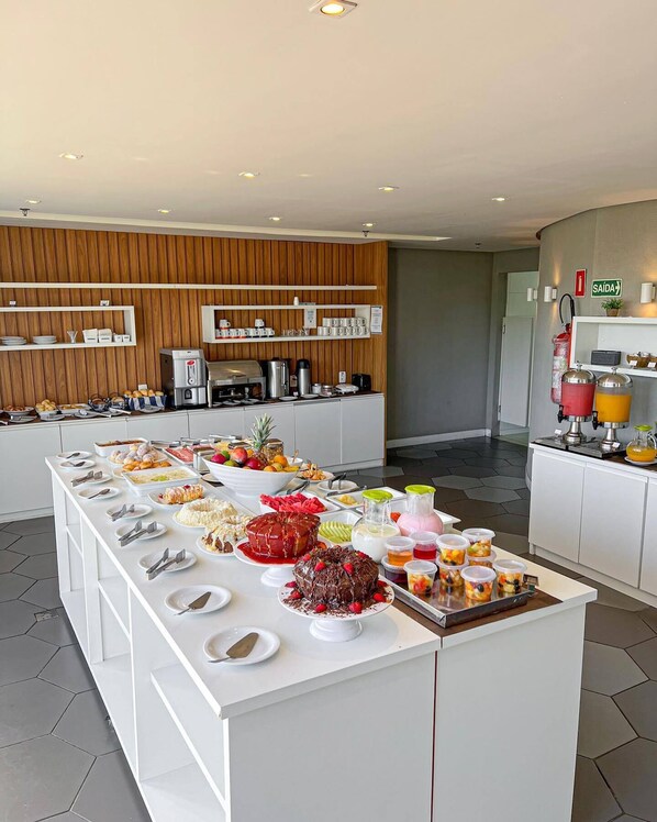 Free daily buffet breakfast  - Samba Bossa Nova Cabo Frio (Cabo Frio)